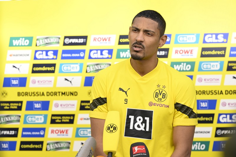 الإيفواري هالر يجوب الملعب بعد التعافي من السرطان