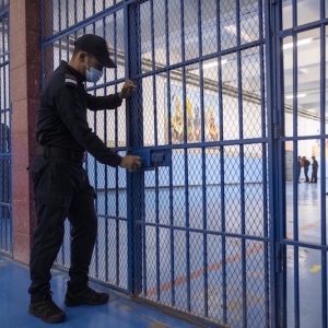 إيداع المتهم باغتصاب "طفلة سيدي سليمان" السجن.. وأمه تطالب بالخبرة