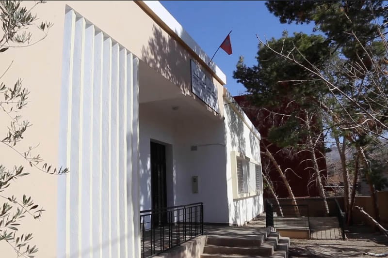 مستوصف مع إيقاف التنفيذ