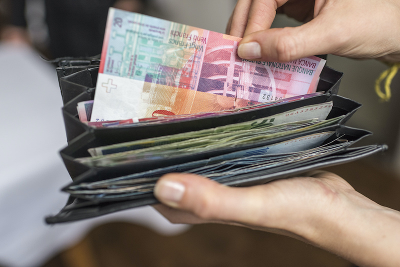سويسرا تقترب من إجراء استفتاء على دسترة العملة النقدية