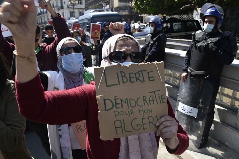 "لوموند": من الحراك إلى القمع .. النظام الجزائري يقتحم مرحلة حساسة وخطيرة