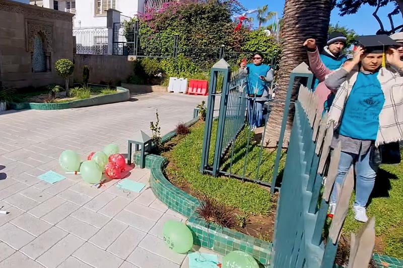 دكاترة يلقون الشواهد بمقر الوزارة