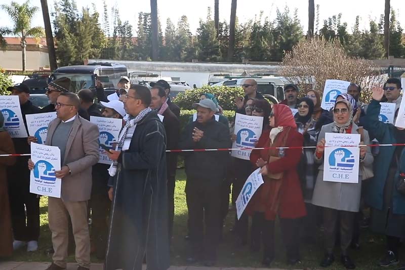 أساتذة يطالبون بالترقية