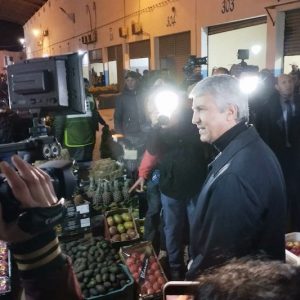 وزير الفلاحة يتفقد عمليات التموين بالخضر والفواكه في سوق الجملة بإنزكان