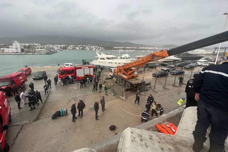 المغرب يواصل التدخل لتعويم سفينة جانحة