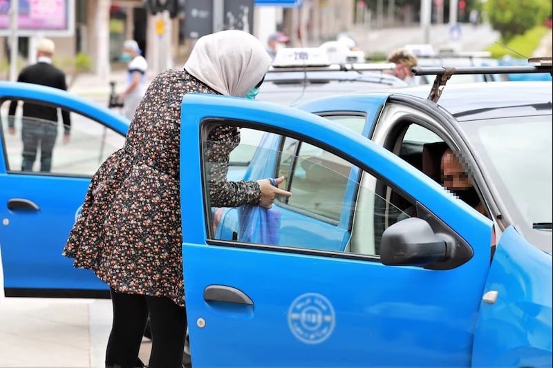 سائقو سيارات أجرة يتحكمون في وجهات الزبناء.. مهنيون: سلوكات مرفوضة