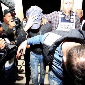 مذكرات لإلقاء القبض تطيح بشخصين