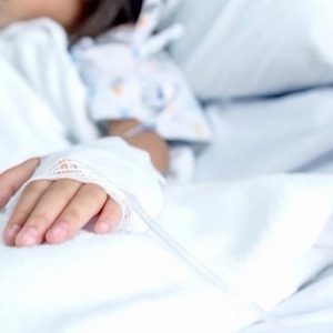 طفل يفارق الحياة و3 في خطر بسبب تسمم
