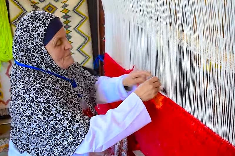 مسنة تواظب على نسج الزرابي