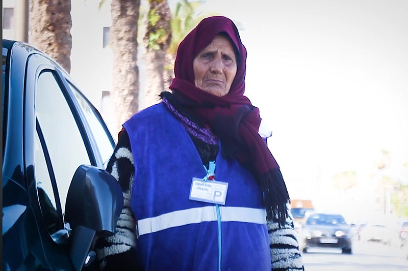 حارسة سيارات سبعينية