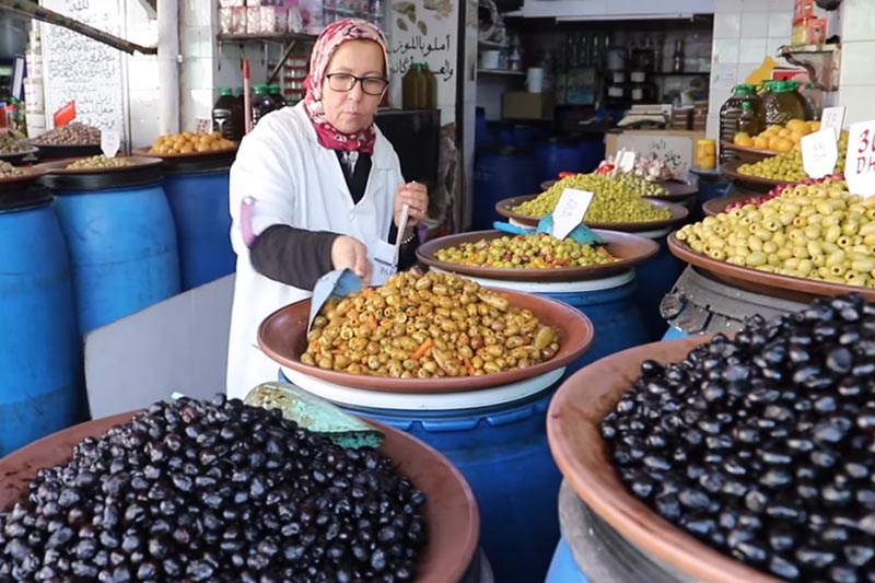 تاجرة زيتون في حي الأحباس