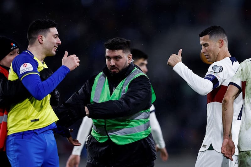 مشجع بقميص "النصر" يقتحم مباراة للاحتفال مع رونالدو