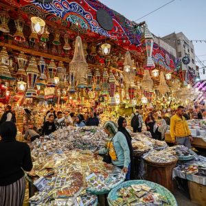 مصريون يزينون رمضان بالتكافل رغم مصاعب الاقتصاد
