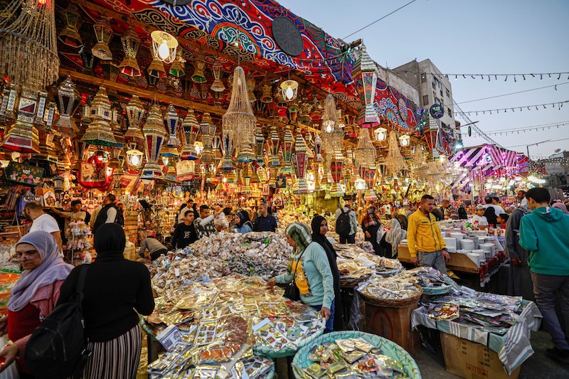 مصريون يزينون رمضان بالتكافل رغم مصاعب الاقتصاد