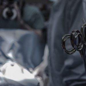عملية تكبير الأرداف تتحول إلى مأساة في عيادة تجميل بإسطنبول