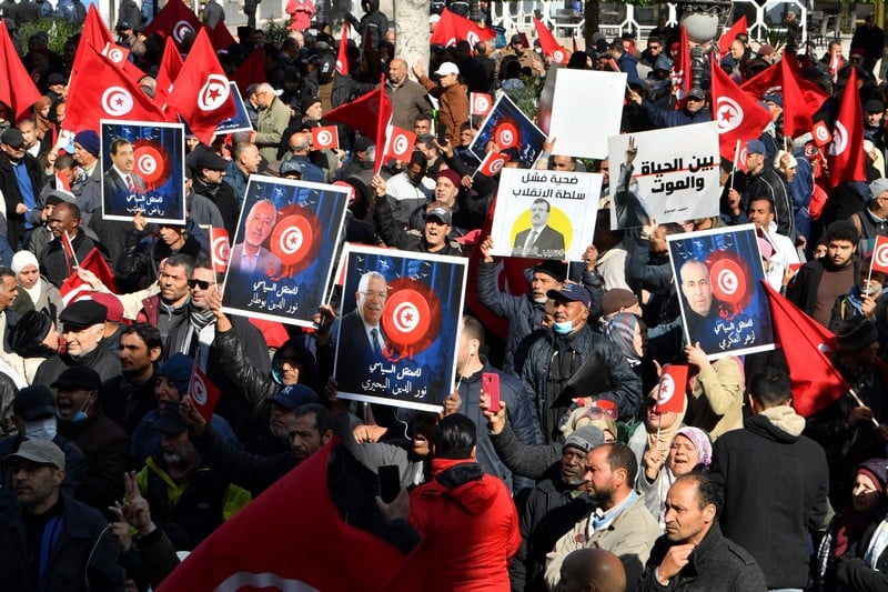 المعارضة التونسية تطالب بإسقاط الانقلاب