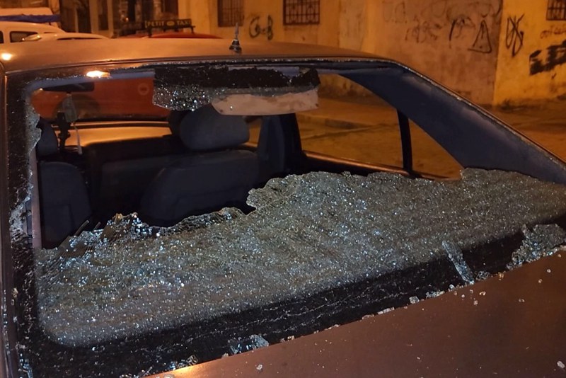 إلحاق خسائر بسيارات يوقف أربعة أشخاص
