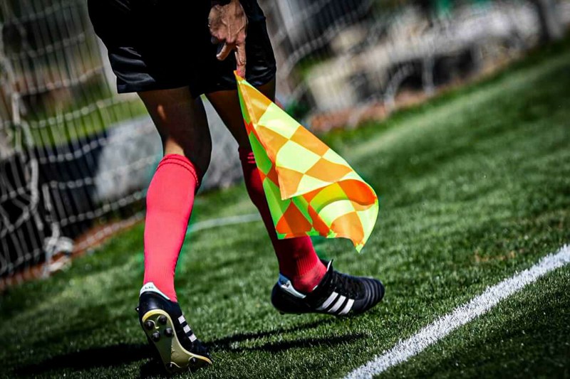 إصابة حكم مساعد بكأس جعة يوقف مباراة في الدوري الهولندي