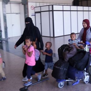 مغاربة فارون من جحيم الخرطوم يشكرون الملك ويروون تفاصيل الرحلة