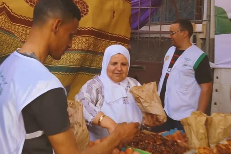 خمسينية تفطر آلاف المحتاجين