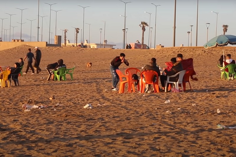 جمعيات بيئية تحذر من مخلفات الإفطار الرمضاني في الشواطئ المغربية