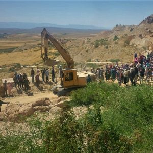 انتشال جثة شاب من تحت أنقاض مقلع