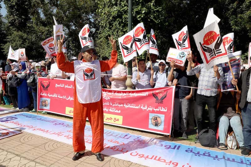 أساتذة يحتجون على الاستثناء من الترقية