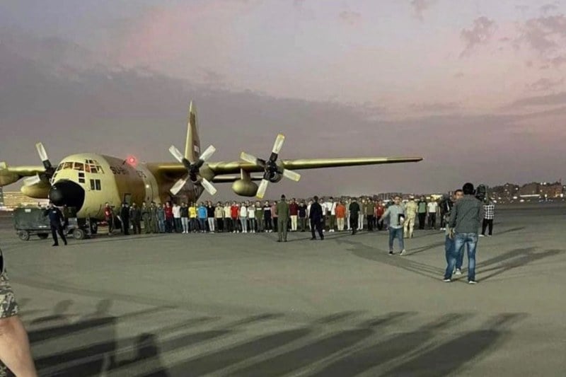 جنود مصريون يغادرون الأراضي السودانية