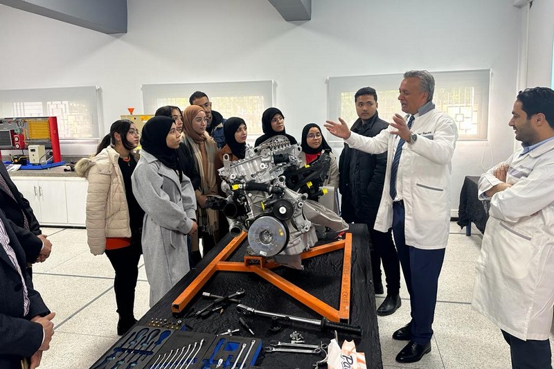 زيدان يهدي محركات إلى كليات مغربية