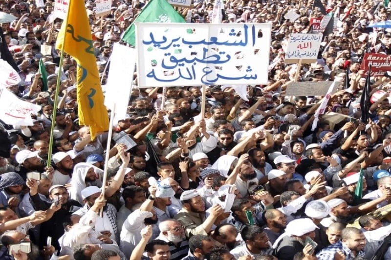 استطلاعات تكشف أسباب تصاعد "الإسلام السياسي" في صف الشباب العربي