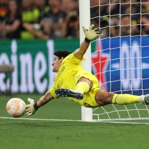 الحارس المغربي ياسين بونو يتوج فريق إشبيلية بلقب "الدوري الأوروبي"