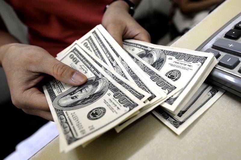 الدولار يتجه إلى إنهاء عامين من المكاسب