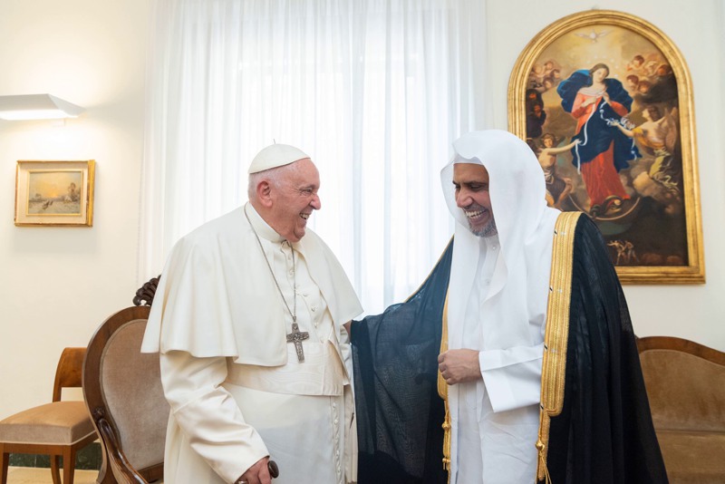 لقاء خاص يجمع بابا الفاتيكان والشيخ العيسى