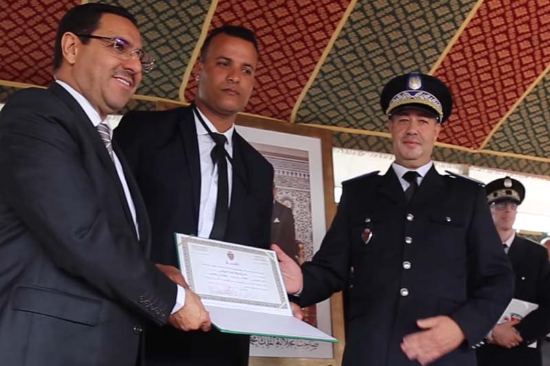 تكريم شرطي لإنقاذ طفل غريق