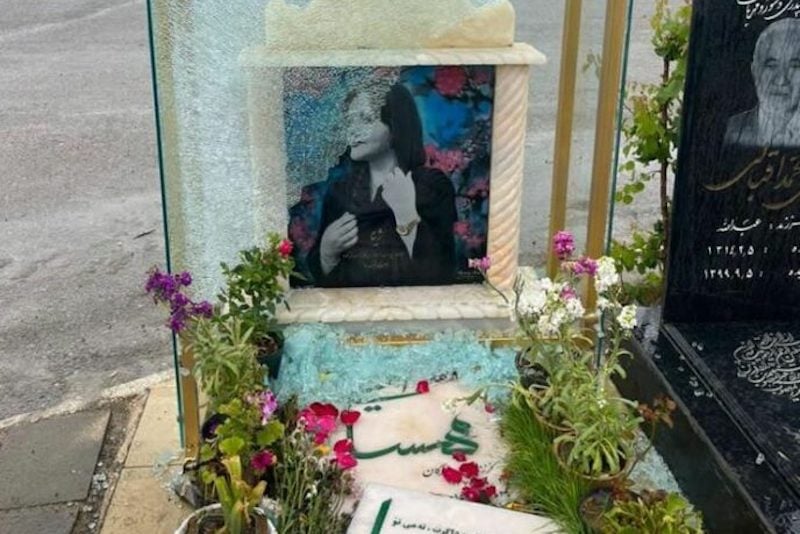 قبر مهسا أميني يتعرض للتخريب في محافظة كردستان الإيرانية