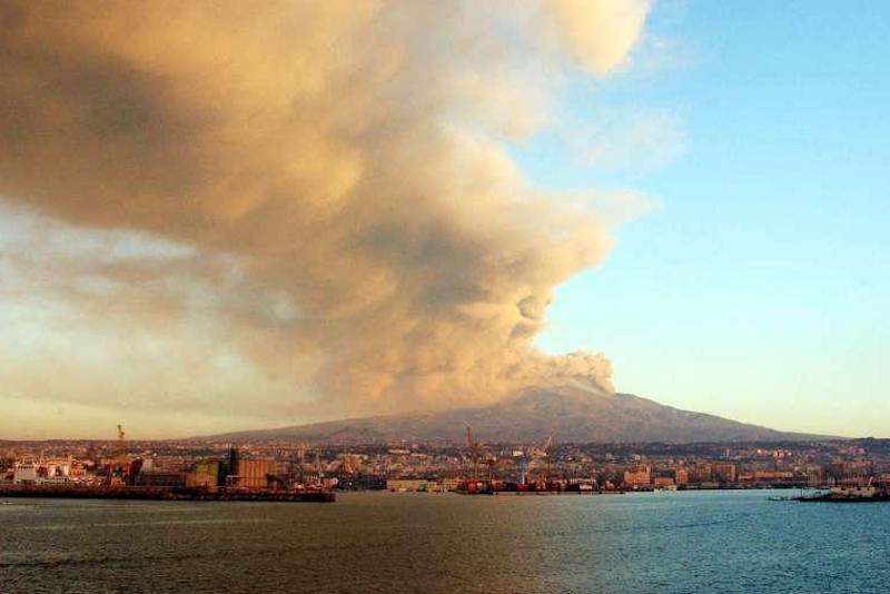 "جبل إتنا" في صقلية يقذف الرماد ويعطل الرحلات الجوية