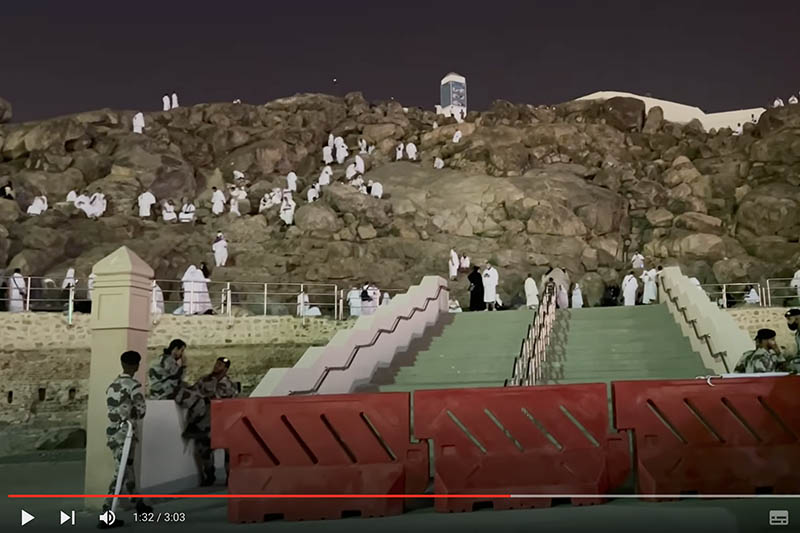 حجاج يبيتون في عرفات