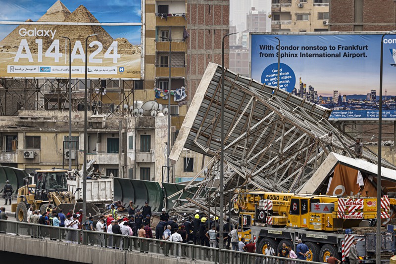 سقوط لوحة إعلانات في مصر جراء عاصفة رملية يخلف قتيلا