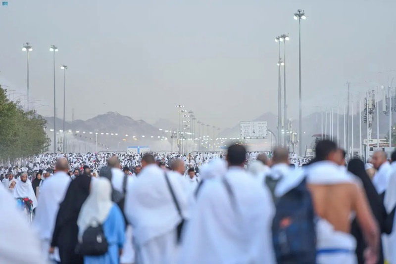 الحجاج ينفرون من مشعر عرفات إلى مزدلفة