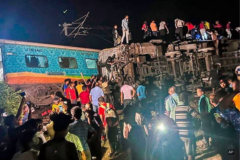 حصيلة ضحايا اصطدام القطارات في الهند ترتفع إلى أزيد من 120 قتيلا