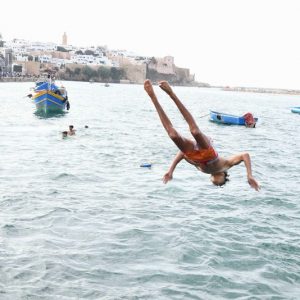 جمعويون يحذرون من الإقبال الكبير على السباحة في الشواطئ غير المرخصة‬