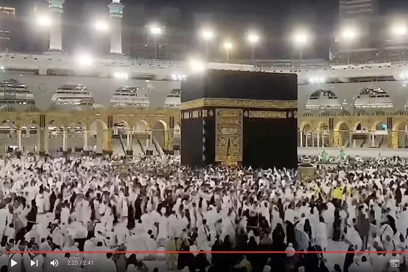حجاج يؤدون طواف الوداع