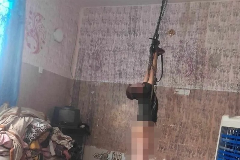 إنقاذ طفل عنفه والده وعلقه بسلسلة في سقف المنزل