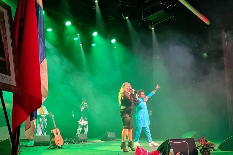 فنانة فنلندية تغني للملك محمد السادس