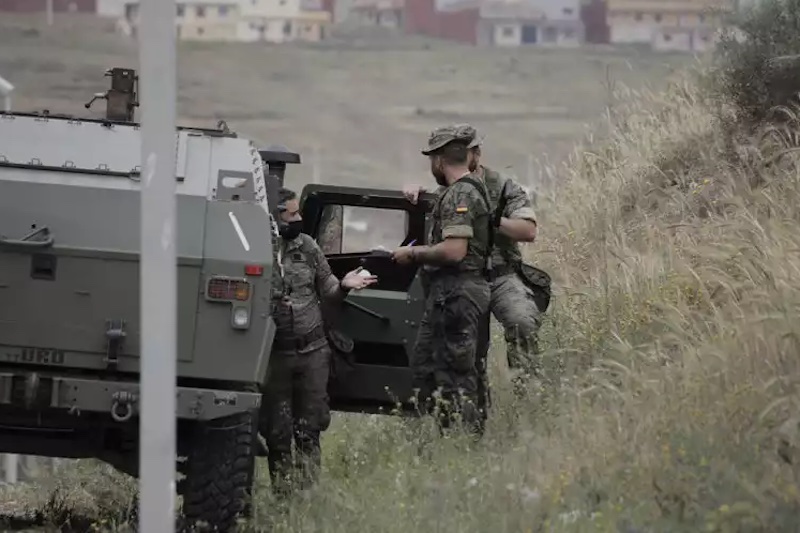 رصيف الصحافة: عناصر الجيش الإسباني تنتشر في معابر سبتة ومليلية المحتلتين