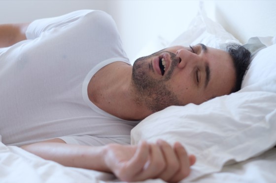الشخير أثناء النوم قد يسبب السكتة الدماغية عند الشباب.. كيف ذلك؟
