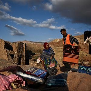 قوافل تقصد المناطق المتضررة وسط مطالب بالتنسيق مع السلطات المغربية