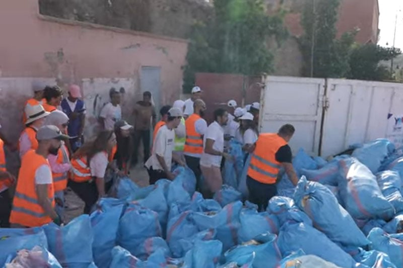 متطوعون ينظفون أمزميز