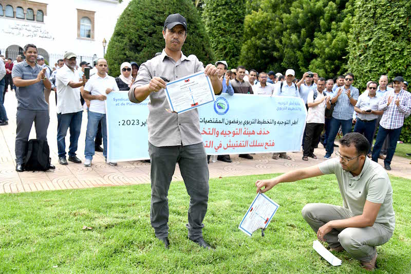 أطر تربوية يحرقون "الدبلومات" احتجاجا على مشروع مرسوم "النظام الأساسي"