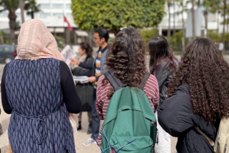 منع العباءة .. هذه حقيقة الخلاف بين أولياء تلاميذ ومدرسة فرنسية بالمغرب